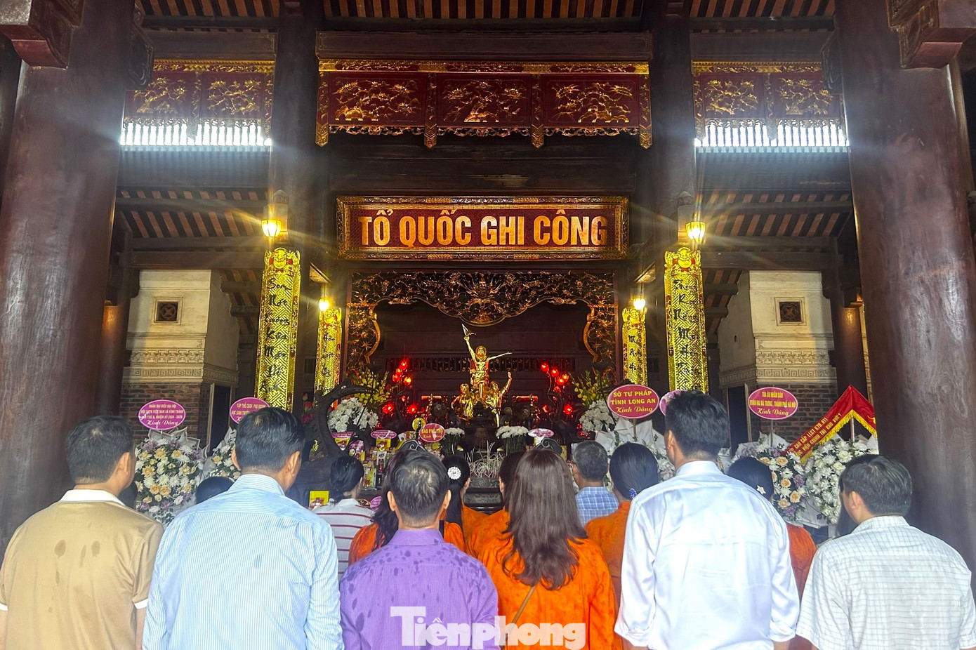 Kính cẩn nghiêng mình, bày tỏ sự biết ơn đối với các anh hùng liệt sĩ đã hy sinh vì sự nghiệp giải phóng dân tộc, thống nhất Tổ quốc.