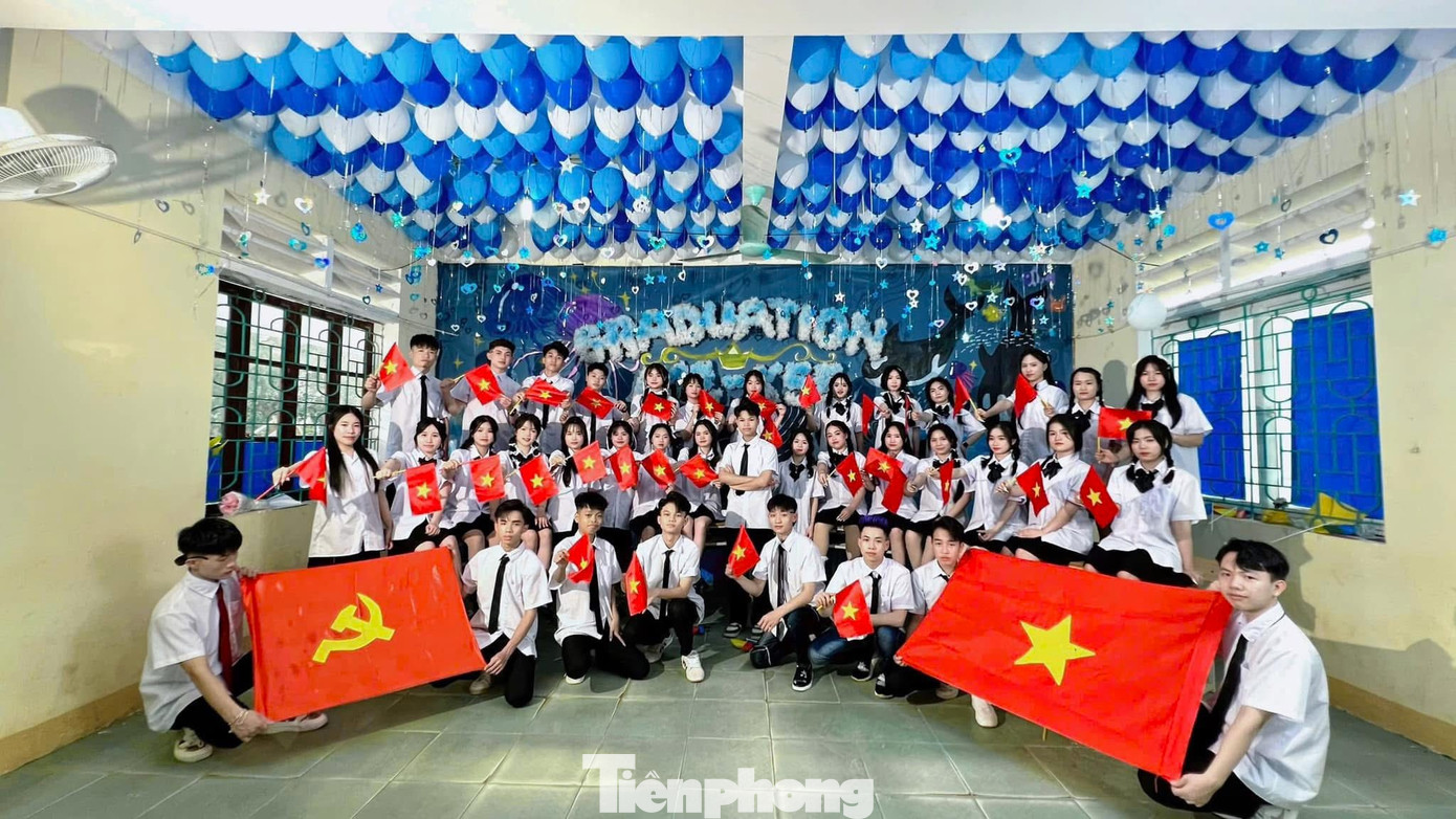 Bộ ảnh kỷ yếu đầy ý nghĩa, chụp với lá cờ Tổ quốc của học sinh Trường THPT Quế Phong, huyện Quế Phong.