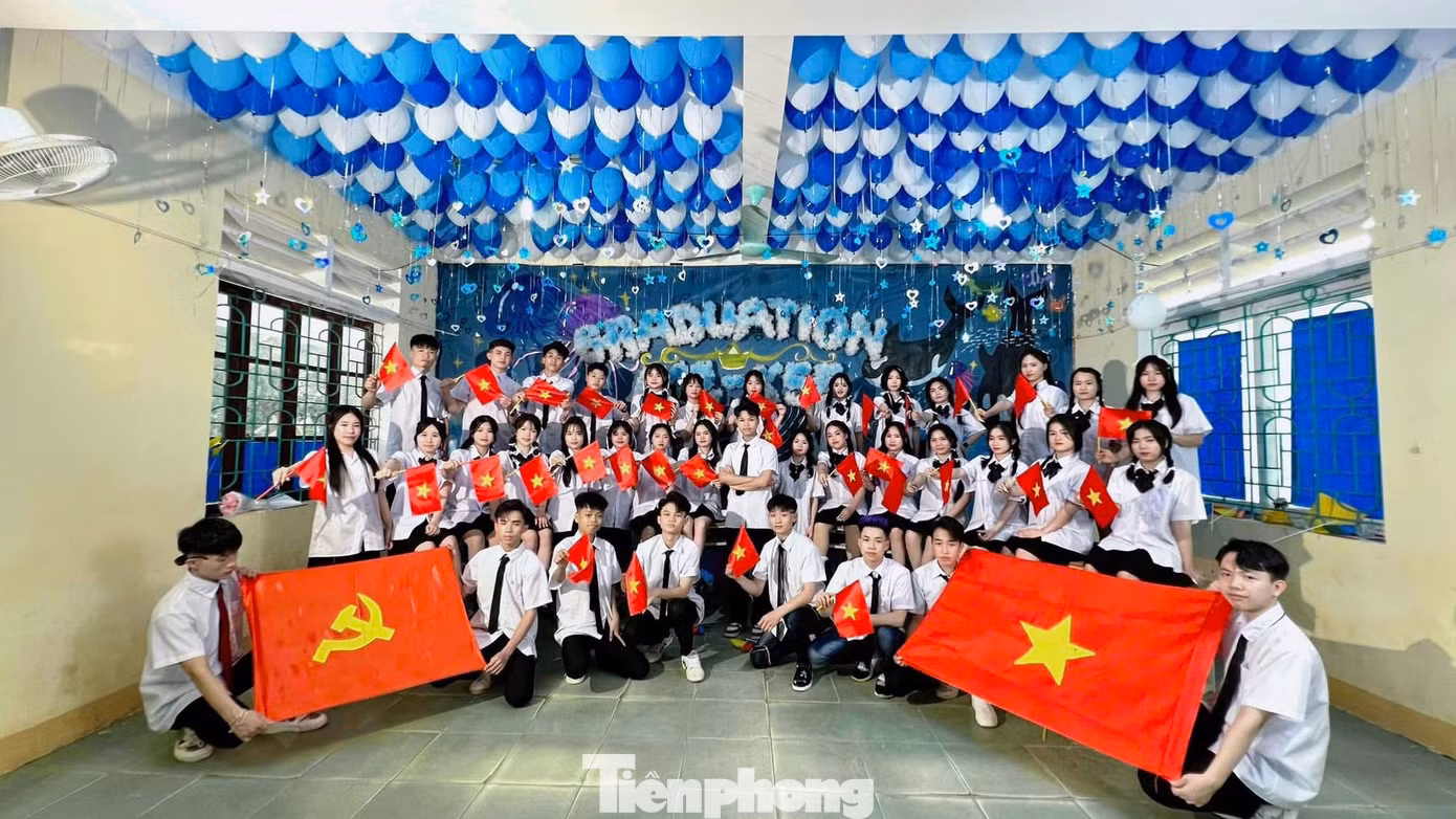 Bộ ảnh kỷ yếu đầy ý nghĩa, chụp với lá cờ Tổ quốc của học sinh Trường THPT Quế Phong, huyện Quế Phong.