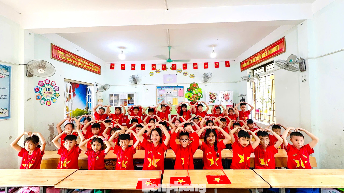 100% liên đội trên địa bàn thành phố Vinh hưởng ứng “Tuần lễ áo cờ đỏ sao vàng”.