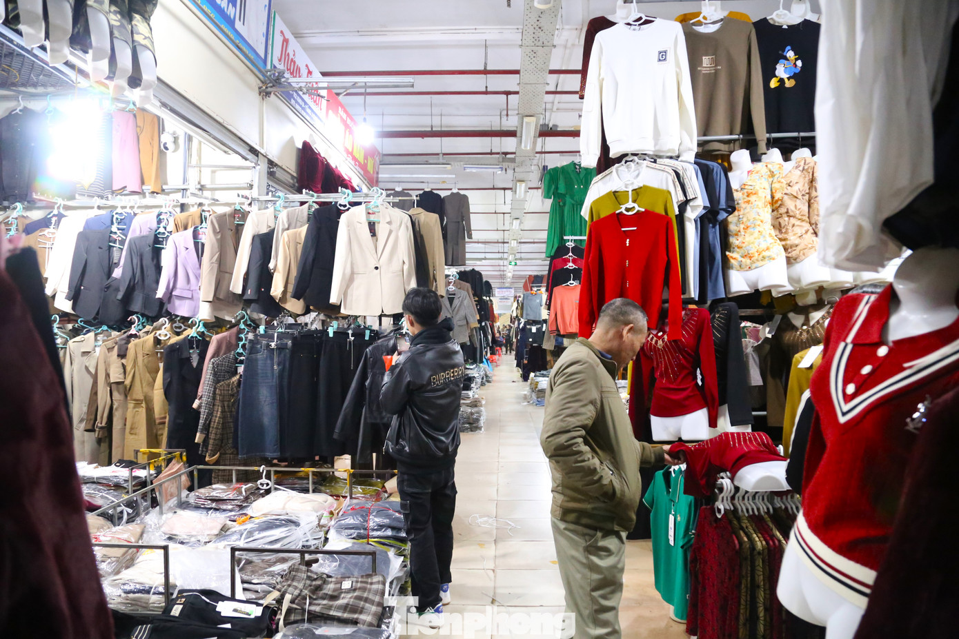 Chị Hoàng Thị Lệ, bán quần áo ở tầng 2 đình chợ Vinh rầu rĩ: “Ế lắm, Tết đến nơi mà chưa thấy khách đâu. Hy vọng những ngày tới, người mua sắm sẽ đông hơn, cả năm chỉ trông chờ mỗi cái Tết”.