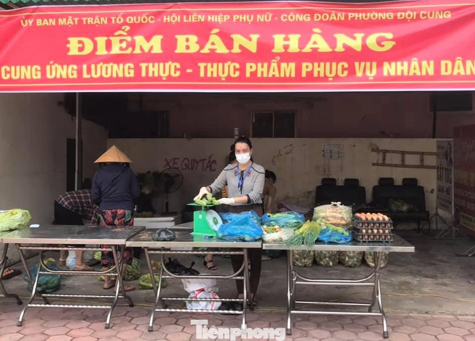 Từ sáng sớm, người dân phường Đội Cung (TP Vinh, Nghệ An) đã đến điểm bán thực phẩm, hàng thiết yếu đặt ngay tại trụ sở UBND phường. Lượng hàng dồi dào và được tiếp ứng liên tục.