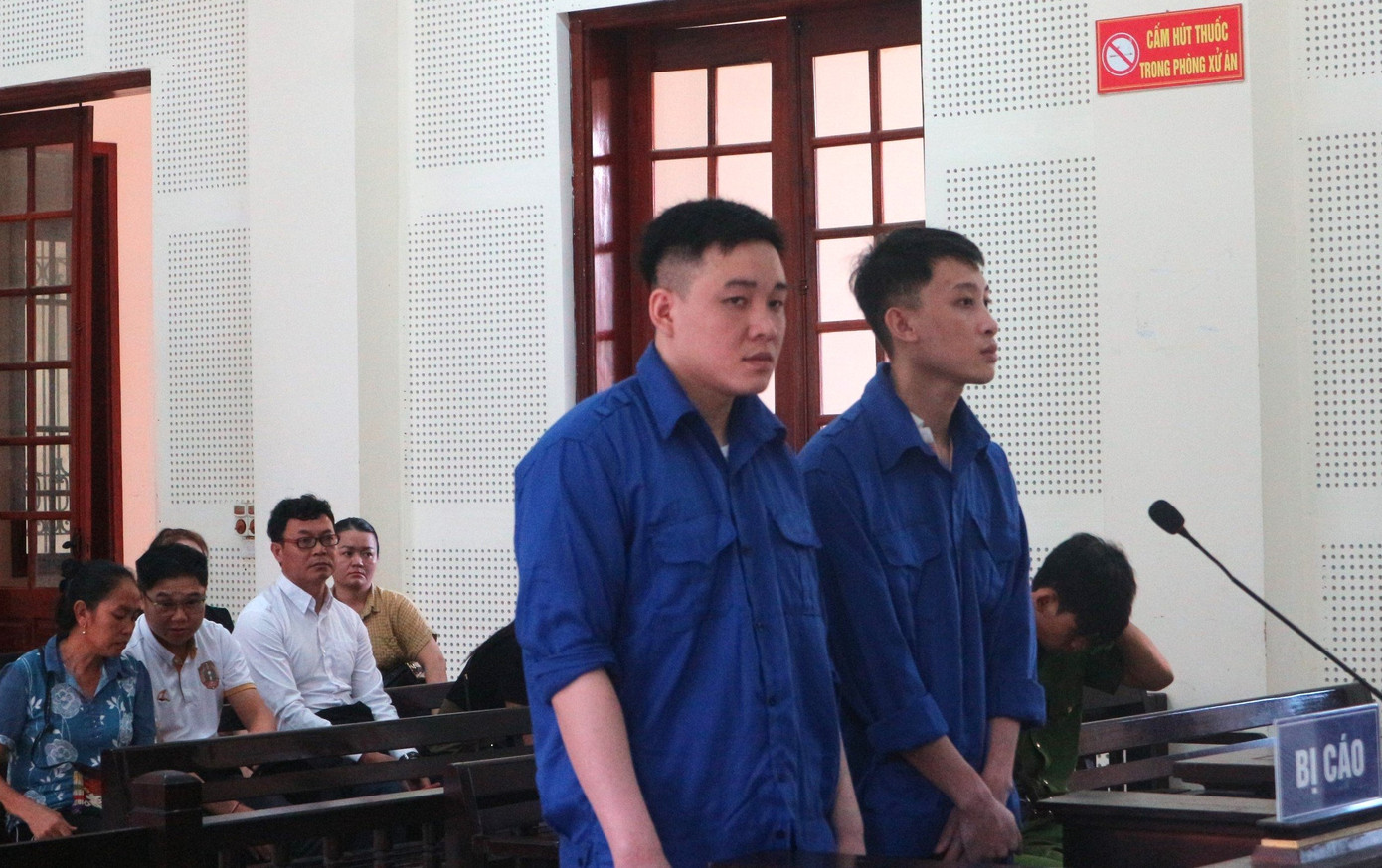 Hai bị cáo Maichanh Lobouaphone và Zaloun Southammavong tại tòa Hai bị cáo Maichanh Lobouaphone và Zaloun Southammavong tại tòa