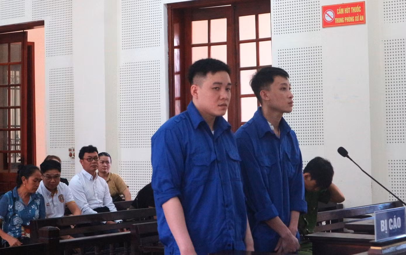 Hai bị cáo Maichanh Lobouaphone và Zaloun Southammavong tại tòa