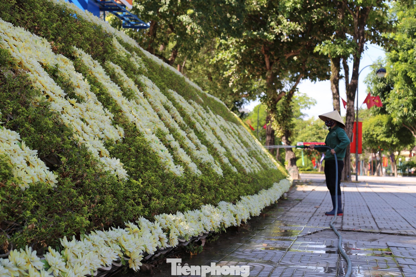 Nữ công nhân môi trường lặng lẽ làm đẹp đường phố trong ngày đầu thực hiện "ai ở đâu, ở yên đó"