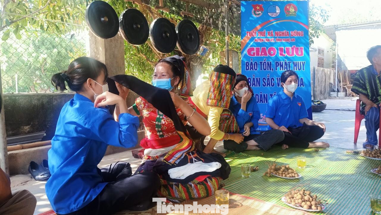 Chia sẻ về cách chít khăn, Hoài cho biết, khi đội khăn lên đầu thường gấp đôi khăn theo chiều dọc, sau đó chia đều làm sao cho phần khăn không xuống quá nửa trán, lấy hai tà vấn theo vòng đầu để có một tà dài hơn tà kia. “Lần đầu trải nghiệm văn hoá chít khăn của đồng bào dân tộc Thái nên còn nhiều bỡ ngỡ. Phải đến lần thứ ba mình mới chít khăn được như người Thái”, Hoài nói.