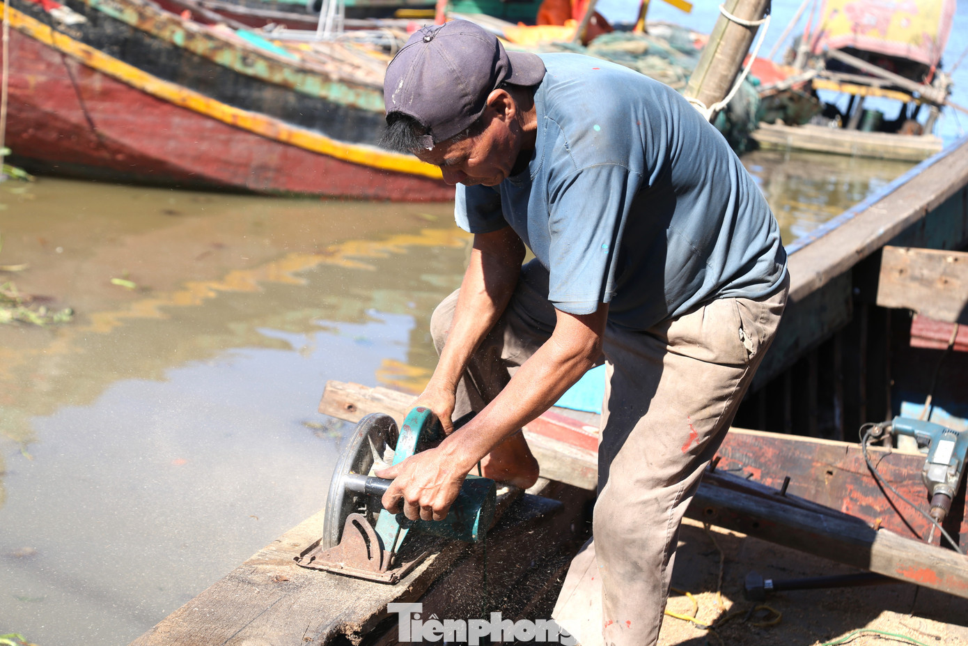 “Tôi làm nghề đến nay đã 25 năm. Dù vất vả, cực nhọc nhưng nghề này cho thu nhập ổn định. Thợ phụ thu nhập khoảng 300.000-400.000 đồng/ngày, mỗi tháng tính ra cũng kiếm gần chục triệu đồng, đủ trang trải cuộc sống gia đình. Thợ chính thì công được tính cao hơn”, ông Tuấn chia sẻ.
