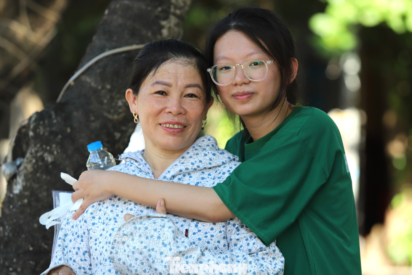 Trong những ngày diễn ra kỳ thi, phụ huynh luôn đồng hành, chăm chút cho các sĩ tử.