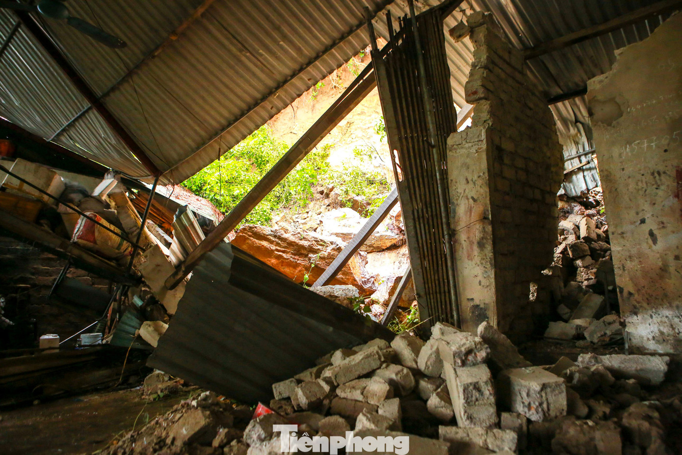 Thống kê của UBND phường Trung Đô, có khoảng 30 hộ dân có khả năng bị sạt lở, tập trung tại khối 2 và khối 3. Trong đó, 12 hộ có nguy cơ cao