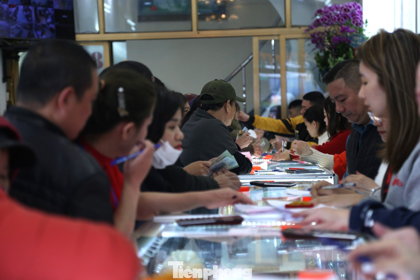 Trong sáng nay, giá vàng niêm yết tại một số tiệm vàng trên địa bàn TP Vinh vẫn ở mức cao. Đối với vàng miếng SJC có giá 65,3 - 68,3 triệu đồng/lượng (mua vào - bán ra), đối với nhẫn tròn 9999 có giá 53,5 - 57 triệu đồng/lượng (mua vào - bán ra), các loại trang sức khác như vàng tây, bạc, đá quý cũng tăng giá trong ngày Thần tài. Trong sáng nay, giá vàng niêm yết tại một số tiệm vàng trên địa bàn TP Vinh vẫn ở mức cao. Đối với vàng miếng SJC có giá 65,3 - 68,3 triệu đồng/lượng (mua vào - bán ra), đối với nhẫn tròn 9999 có giá 53,5 - 57 triệu đồng/lượng (mua vào - bán ra), các loại trang sức khác như vàng tây, bạc, đá quý cũng tăng giá trong ngày Thần tài.