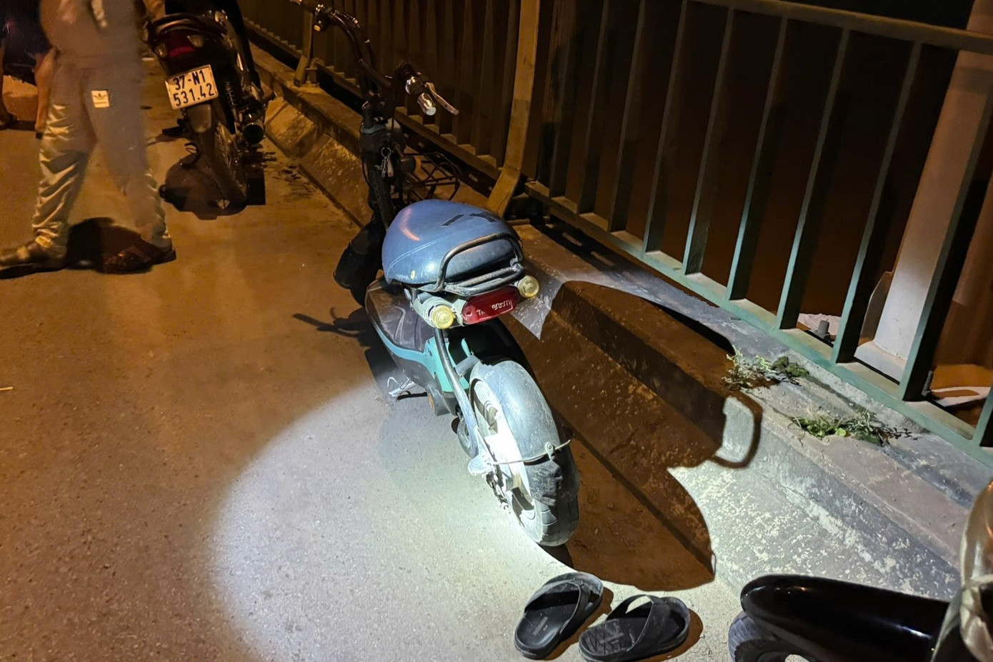 Chiếc xe đạp điện em V. để lại trên cầu Bến Thủy 2