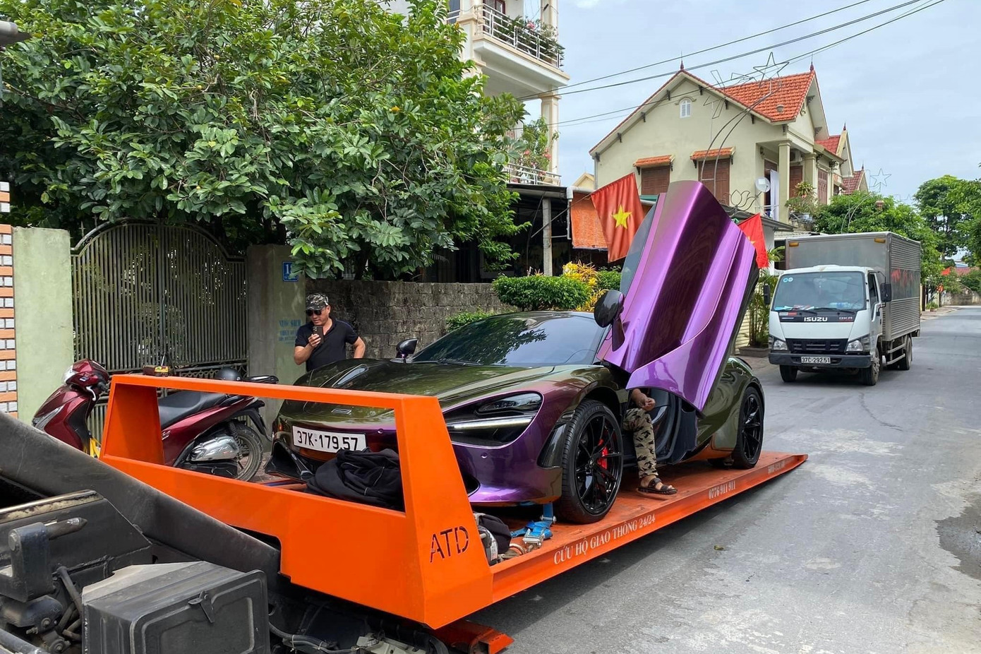 Chiếc siêu xe McLaren 720S Spider xuất hiện ở vùng quê xã Diễn Xuân, huyện Diễn Châu, Nghệ An. Chiếc siêu xe McLaren 720S Spider xuất hiện ở vùng quê xã Diễn Xuân, huyện Diễn Châu, Nghệ An.