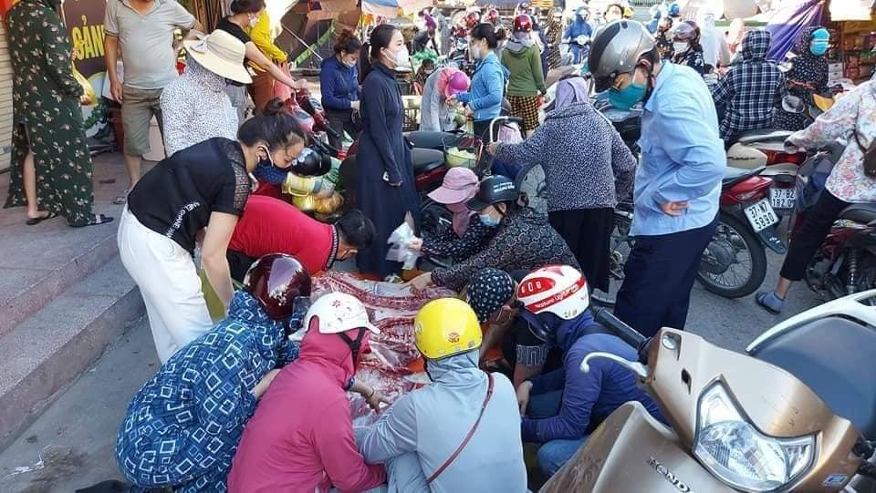 Người dân TP Vinh chen chúc nhau đi mau thực phẩm dự trữ trước thông tin cách ly xã hội. Người dân TP Vinh chen chúc nhau đi mau thực phẩm dự trữ trước thông tin cách ly xã hội.