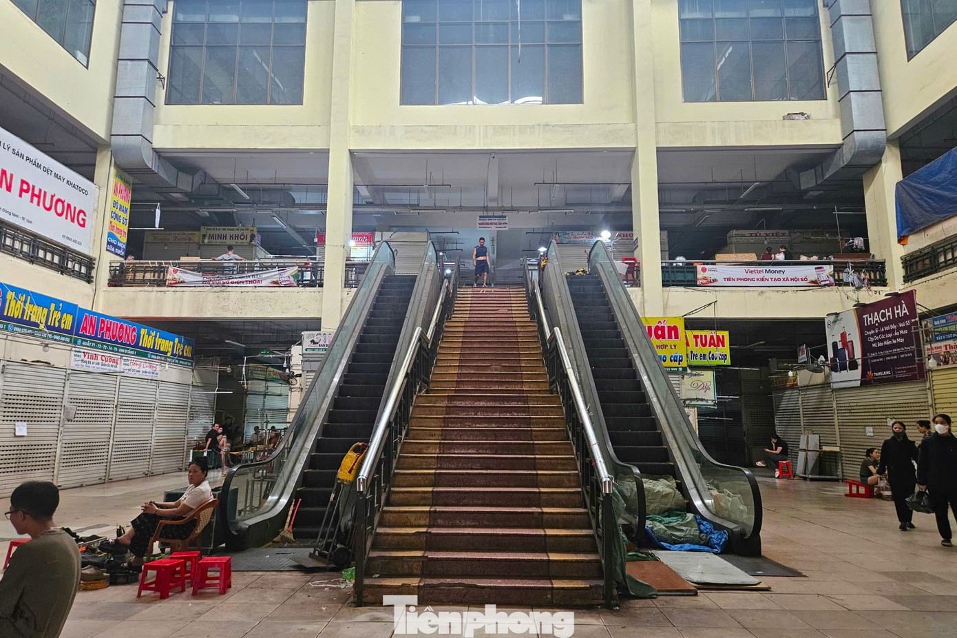 Theo tìm hiểu, từ cuối năm 2024, sau khi hết hạn miễn thuế cho thuê ki-ốt kinh doanh tại chợ Vinh, UBND thành phố Vinh đã có văn bản thông báo về việc thu tiền thuê ki-ốt. Tuy nhiên, hàng trăm hộ tiểu thương đã làm đơn kiến nghị vì cho rằng, hiện nay việc kinh doanh buôn bán tại chợ Vinh rất ế ẩm. Đặc biệt, chợ Vinh không còn là chợ đầu mối mà trở thành chợ loại 1, trong khi một số chợ loại 1 trên địa bàn mức giá thuê ki-ốt lại thấp hơn.