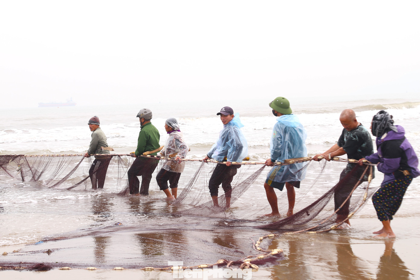 Cũng đang kéo lưới, ông Nguyễn Văn Hùng chia sẻ, để kéo được mẻ lưới vào bờ, người thợ phải quấn đai quanh thắt lưng, đầu dây đai gắn vào dây thừng phía trên tấm lưới. Khi kéo, bám chặt hai tay vào dây lưới, mặt hướng ra biển, nghiêng người về phía sau, kéo giật lùi rê lưới từ biển vào bờ từng nhịp đều nhau theo con sóng.