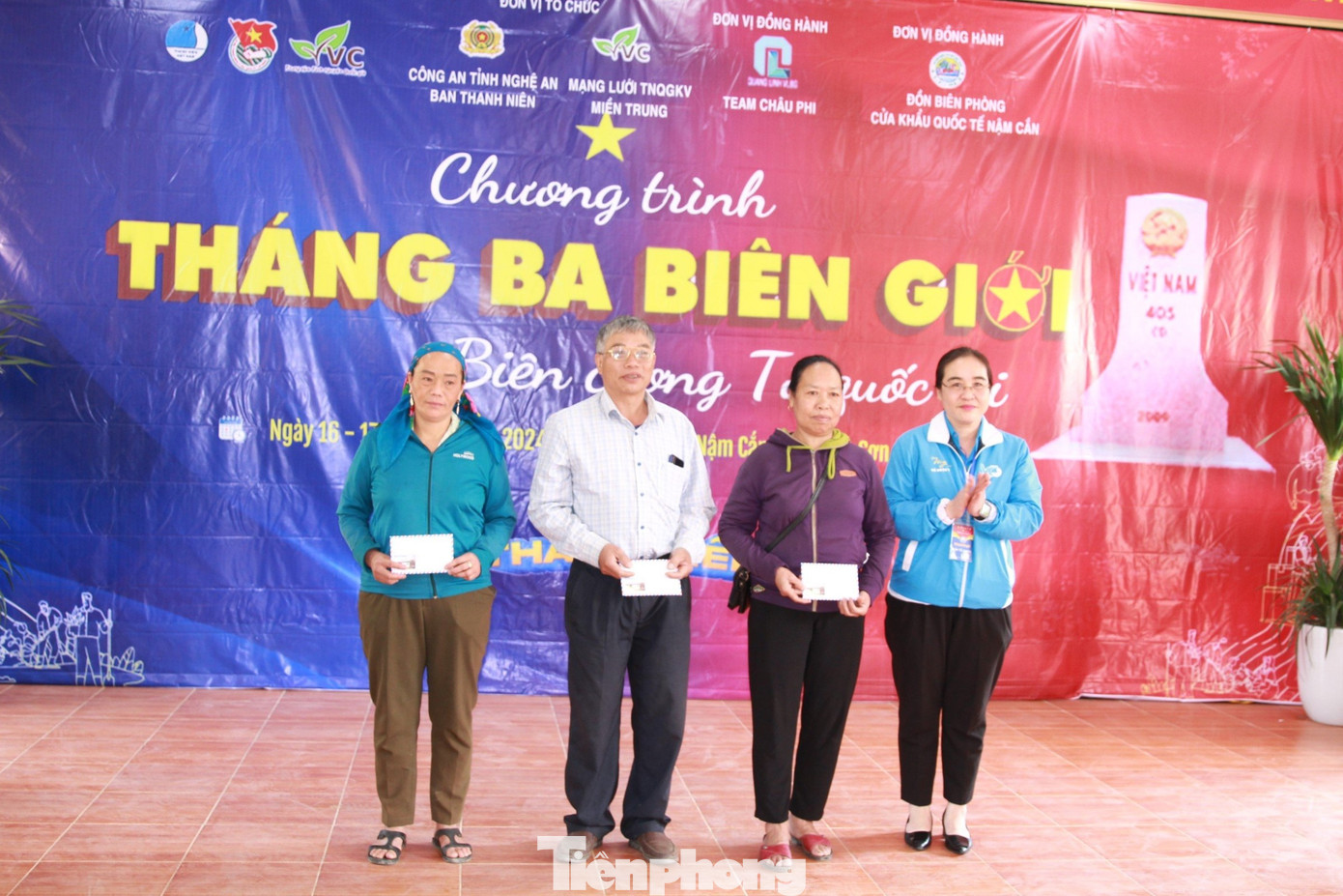 Chị Đỗ Thị Nga - Trưởng Ban Thường trực Mạng lưới Tình nguyện Quốc gia khu vực miền Trung trao quà cho người dân xã Nậm Cắn. Chị Đỗ Thị Nga - Trưởng Ban Thường trực Mạng lưới Tình nguyện Quốc gia khu vực miền Trung trao quà cho người dân xã Nậm Cắn.