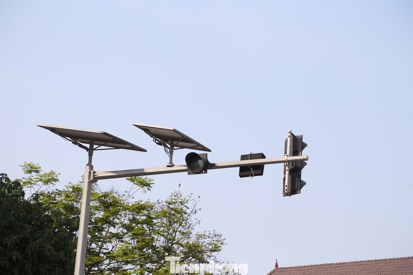 Nhiều người chia sẻ lo lắng bị phạt nguội khi đèn tín hiệu không hoạt động hoặc hoạt động chập chờn. Theo Nghị định 168, mức phạt vi phạm an toàn giao thông tăng cao, như: Vượt đèn đỏ, đèn vàng sẽ bị phạt tiền từ 18 - 20 triệu đồng đối với ô tô (trước đây là từ 4 - 6 triệu đồng) và từ 4 - 6 triệu đồng đối với xe máy (trước đây là từ 800.000 - 1 triệu đồng)...