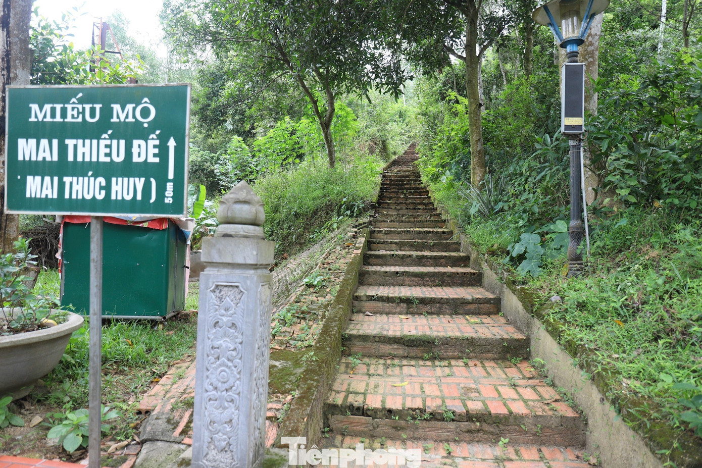 Nằm ở trên đỉnh núi Đụn là miếu mộ Mai Thiếu Đế, tên thật là Mai Thúc Huy. Ông là con trai út của vua Mai Hắc Đế.