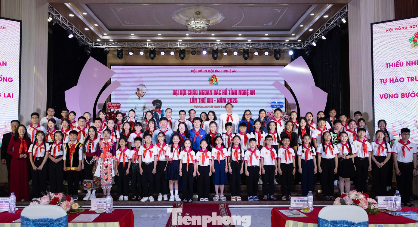 Chào mừng kỷ niệm 94 năm ngày thành lập Đoàn TNCS Hồ Chí Minh; Đại hội Đảng các cấp tiến tới Đại hội Đảng toàn quốc lần thứ XIV và đón chào Đại hội Cháu ngoan Bác Hồ toàn quốc lần thứ X, sáng 26/3, Ban Thường vụ Tỉnh Đoàn, Hội đồng Đội tỉnh Nghệ An long trọng tổ chức Đại hội Cháu ngoan Bác Hồ tỉnh Nghệ An lần thứ XIII, năm 2025. Tham dự Đại hội có anh Lê Hải Long - Ủy viên Ban Thường vụ, Trưởng Ban Công tác thiếu nhi T.Ư Đoàn, Phó Chủ tịch Thường trực Hội đồng Đội T.Ư; chị Đỗ Thị Nga - Trưởng Ban Thường trực Mạng lưới Tình nguyện Quốc gia khu vực miền Trung, Trung tâm Tình nguyện Quốc gia, T.Ư Đoàn; bà Võ Thị Minh Sinh, Phó Bí thư Tỉnh ủy, Trưởng Đoàn đại biểu Quốc hội tỉnh, Chủ tịch Ủy ban mặt trận tổ quốc Việt Nam tỉnh Nghệ An; chị Nguyễn Thị Phương Thúy, Ủy viên Ban Chấp hành T.Ư Đoàn, Bí thư Tỉnh Đoàn, Chủ tịch Hội liên hiệp thanh niên tỉnh Nghệ An. Chào mừng kỷ niệm 94 năm ngày thành lập Đoàn TNCS Hồ Chí Minh; Đại hội Đảng các cấp tiến tới Đại hội Đảng toàn quốc lần thứ XIV và đón chào Đại hội Cháu ngoan Bác Hồ toàn quốc lần thứ X, sáng 26/3, Ban Thường vụ Tỉnh Đoàn, Hội đồng Đội tỉnh Nghệ An long trọng tổ chức Đại hội Cháu ngoan Bác Hồ tỉnh Nghệ An lần thứ XIII, năm 2025. Tham dự Đại hội có anh Lê Hải Long - Ủy viên Ban Thường vụ, Trưởng Ban Công tác thiếu nhi T.Ư Đoàn, Phó Chủ tịch Thường trực Hội đồng Đội T.Ư; chị Đỗ Thị Nga - Trưởng Ban Thường trực Mạng lưới Tình nguyện Quốc gia khu vực miền Trung, Trung tâm Tình nguyện Quốc gia, T.Ư Đoàn; bà Võ Thị Minh Sinh, Phó Bí thư Tỉnh ủy, Trưởng Đoàn đại biểu Quốc hội tỉnh, Chủ tịch Ủy ban mặt trận tổ quốc Việt Nam tỉnh Nghệ An; chị Nguyễn Thị Phương Thúy, Ủy viên Ban Chấp hành T.Ư Đoàn, Bí thư Tỉnh Đoàn, Chủ tịch Hội liên hiệp thanh niên tỉnh Nghệ An.