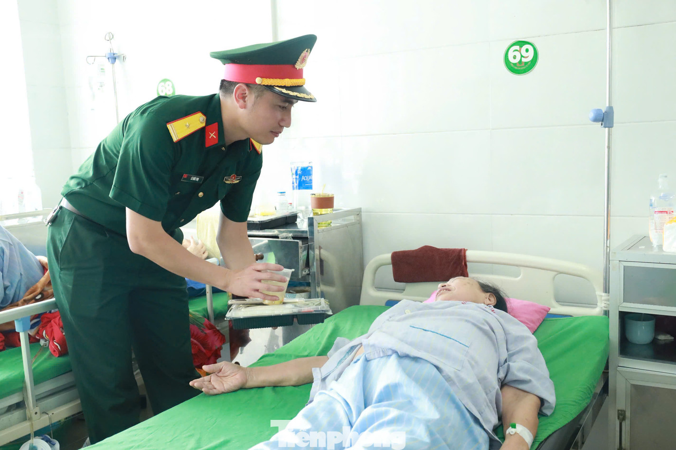 150 suất cơm được trao đến các bệnh nhân đang điều trị tại Bệnh viện Đa khoa TP Vinh