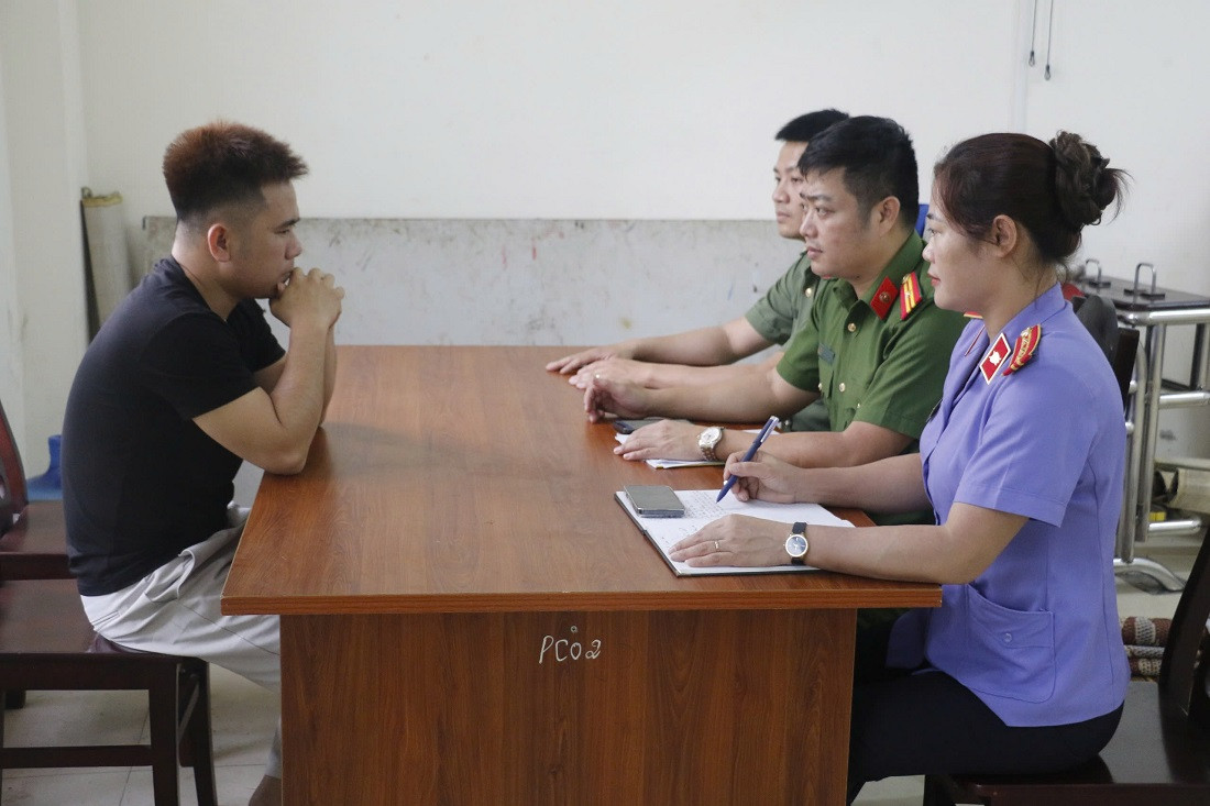 Công an lấy lời khai của Đậu Trọng Giáp Công an lấy lời khai của Đậu Trọng Giáp