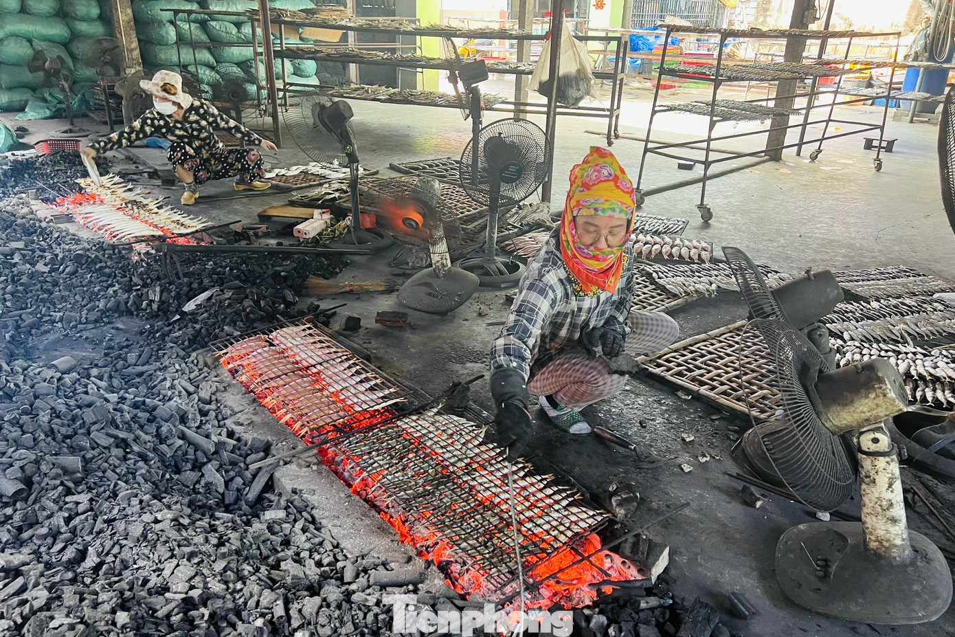 Cá sau khi nướng xong được vận chuyển đến một số đầu mối trong huyện miền núi phía Tây Nghệ An như Con Cuông, Quế Phong, Tân Kỳ, Tương Dương... Các lò lớn vận chuyển cá nướng bằng ô tô của gia đình, các lò nhỏ hơn thì gửi theo xe khách.