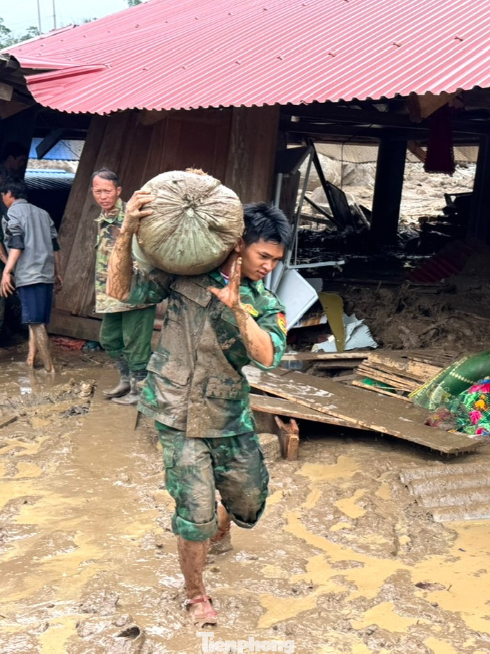 Nỗ lực "cứu" tài sản của người dân khỏi lớp bùn đất.