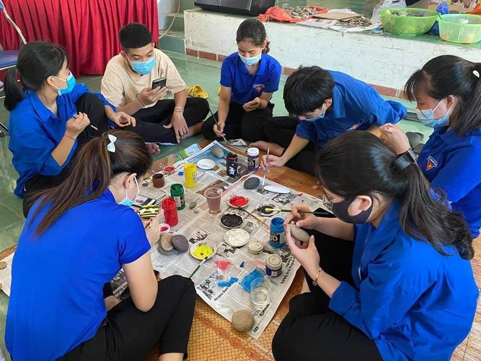 Những ngày này, nhà văn hoá thị trấn Thạch Giám, huyện Tương Dương, Nghệ An sôi động hơn hẳn khi các bạn đoàn viên, thanh niên cùng nhau vẽ tranh trên đá.