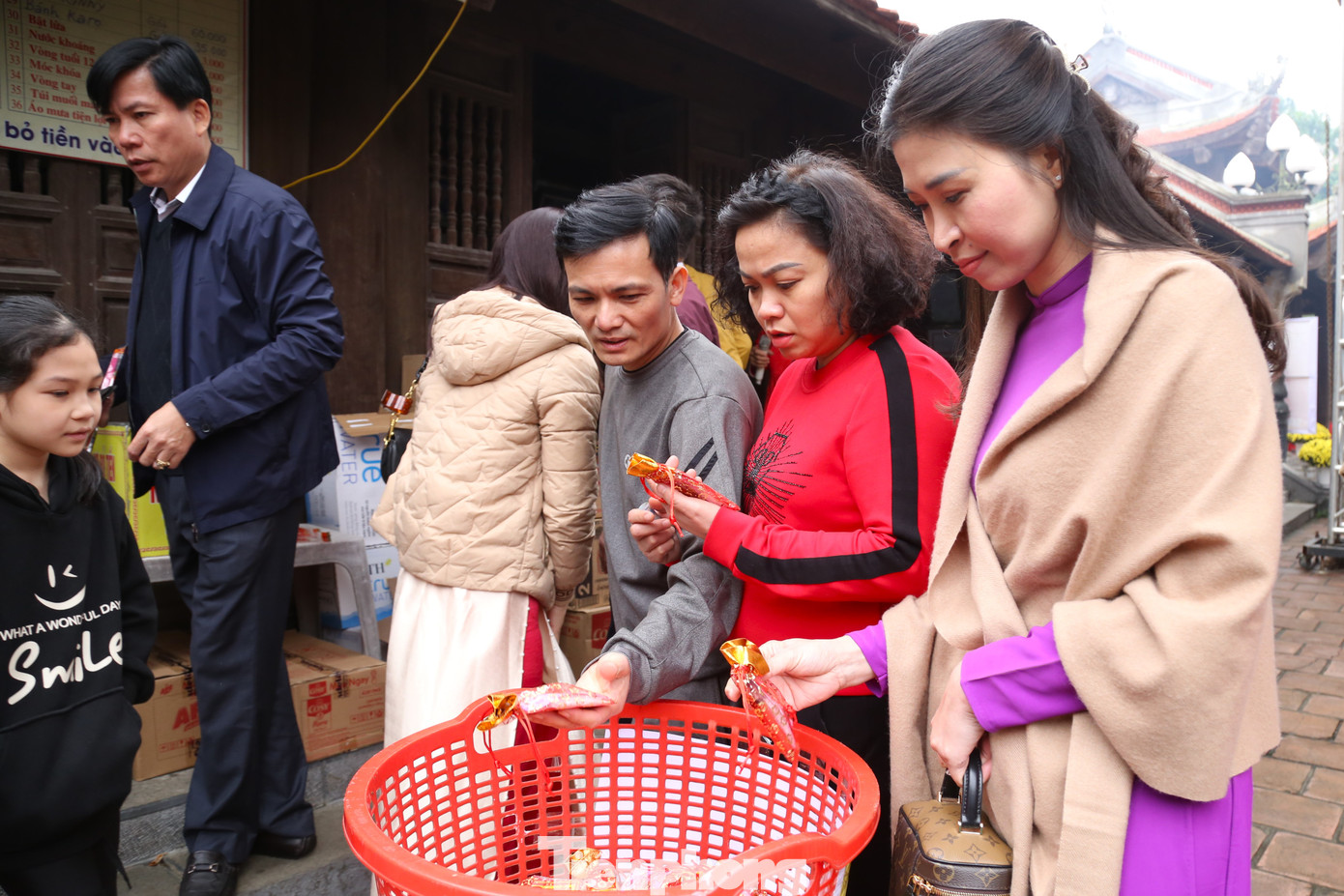 Mua muối đầu năm với mong muốn rước may mắn, tài lộc cho cả năm.