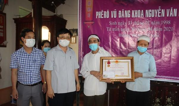 Thừa ủy quyền của Chủ tịch nước, đại diện UBND tỉnh Nghệ An trao Quyết định truy tặng Huân chương dũng cảm cho sinh viên Nguyễn Văn Nhã. Thừa ủy quyền của Chủ tịch nước, đại diện UBND tỉnh Nghệ An trao Quyết định truy tặng Huân chương dũng cảm cho sinh viên Nguyễn Văn Nhã.