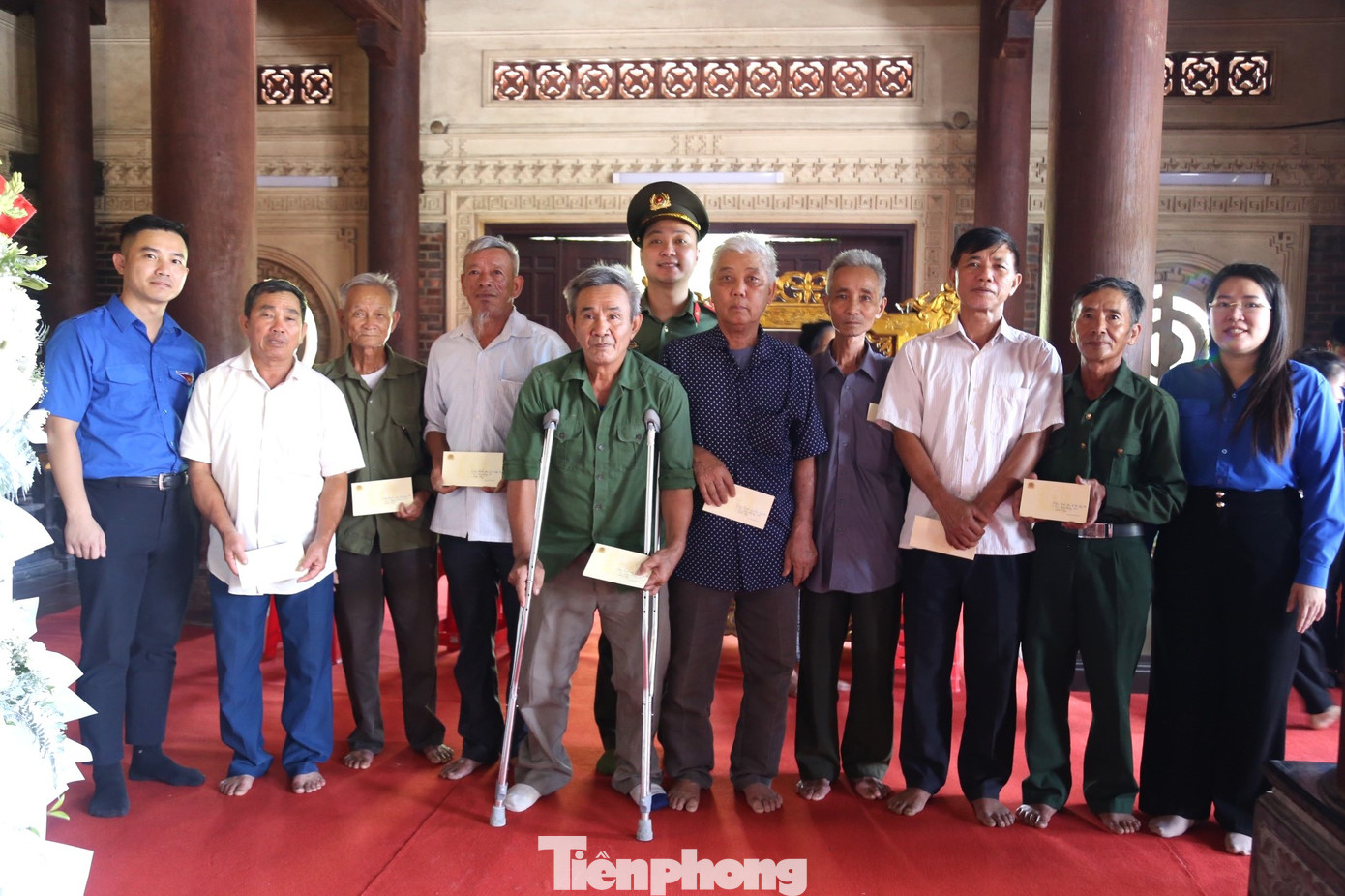 Trao tặng 10 suất quà trị giá 10 triệu đồng cho các gia đình thương, bệnh binh trên địa bàn huyện Đô Lương.