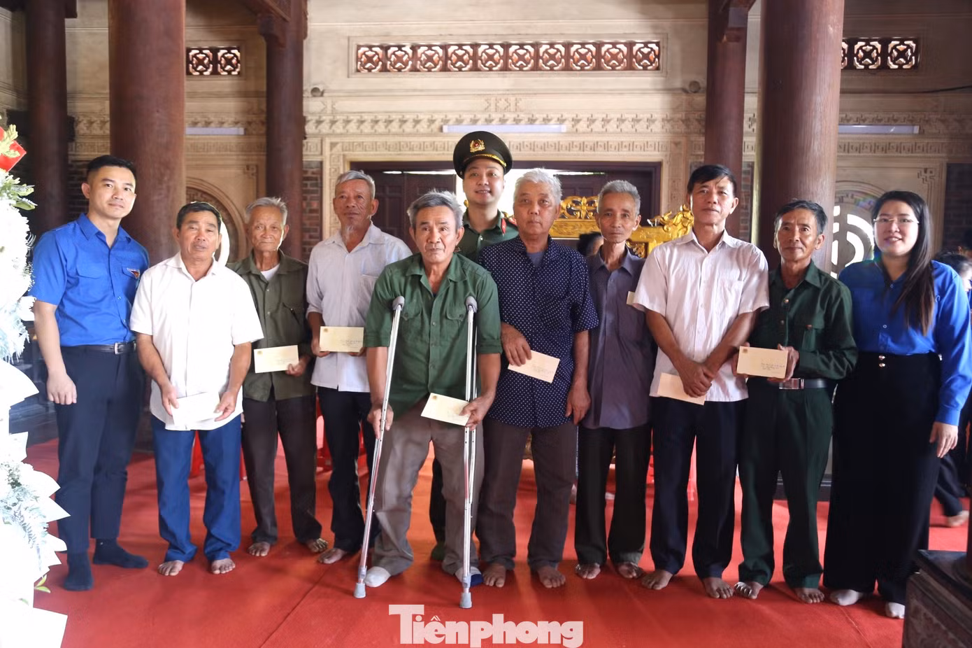 Trao tặng 10 suất quà trị giá 10 triệu đồng cho các gia đình thương, bệnh binh trên địa bàn huyện Đô Lương. Trao tặng 10 suất quà trị giá 10 triệu đồng cho các gia đình thương, bệnh binh trên địa bàn huyện Đô Lương.