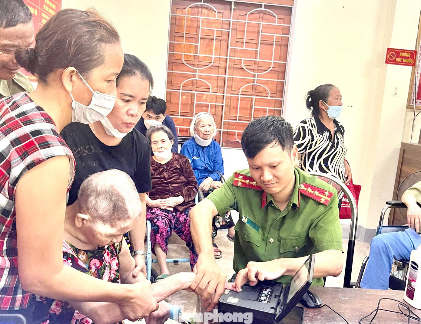 Trung tá Nguyễn Nam Quỳnh – Đội trưởng đội quản lý hành chính về trật tự xã hội Công an TP Vinh cho hay: “Dù cường độ làm việc liên tục rất căng thẳng nhưng chúng tôi vẫn nỗ lực cố gắng để việc cấp thẻ căn cước cho công dân được thuận lợi và nhanh chóng, đảm bảo an toàn, nghiêm túc”.