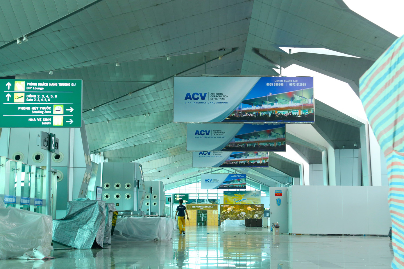 Ghi nhận của PV sáng 3/7 tại sân bay Vinh, khung cảnh vắng lặng. Khu vực quầy check-in, dãy ghế ngồi chờ tại sân bay Vinh được phủ bạt kín. Các quầy hàng phục vụ du khách đóng cửa, quây kín bạt. Ghi nhận của PV sáng 3/7 tại sân bay Vinh, khung cảnh vắng lặng. Khu vực quầy check-in, dãy ghế ngồi chờ tại sân bay Vinh được phủ bạt kín. Các quầy hàng phục vụ du khách đóng cửa, quây kín bạt.