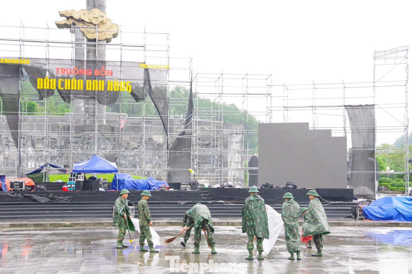 Đã có 300 chiến sĩ, đoàn viên thanh niên tham gia hoạt động ý nghĩa này. Đã có 300 chiến sĩ, đoàn viên thanh niên tham gia hoạt động ý nghĩa này.