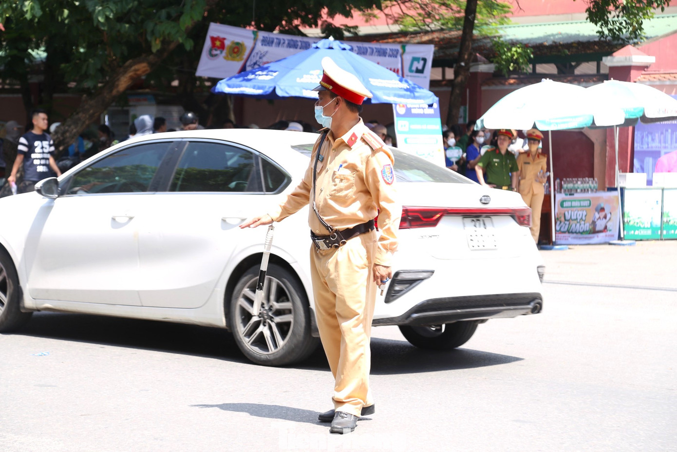 Hai ngày qua trên địa bàn Nghệ An tiếp tục diễn ra nắng nóng. Tuy vậy, lực lượng CSGT vẫn luôn có mặt tại các điểm thi để phân làn, tránh ách tắc giao thông trước các điểm thi.