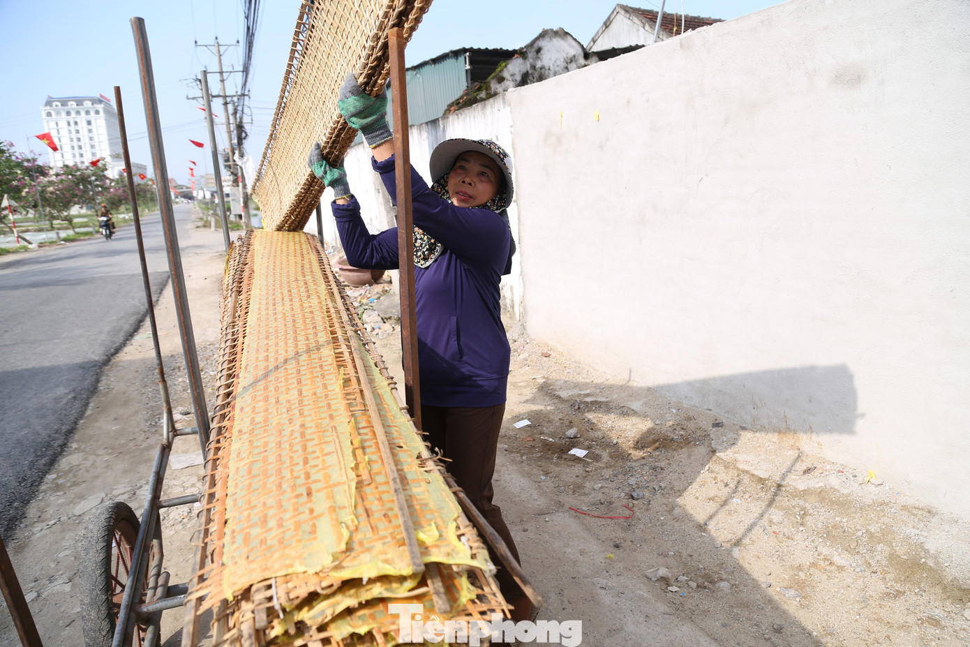 “Dù đã làm bằng máy nhưng chúng tôi cũng phải thức dậy từ 3 giờ sáng làm cho đến đêm mới được nghỉ. Thị trường tiêu thụ thì không phải lo. Có bao nhiều là hết bấy nhiêu”, ông Hoàn chia sẻ.