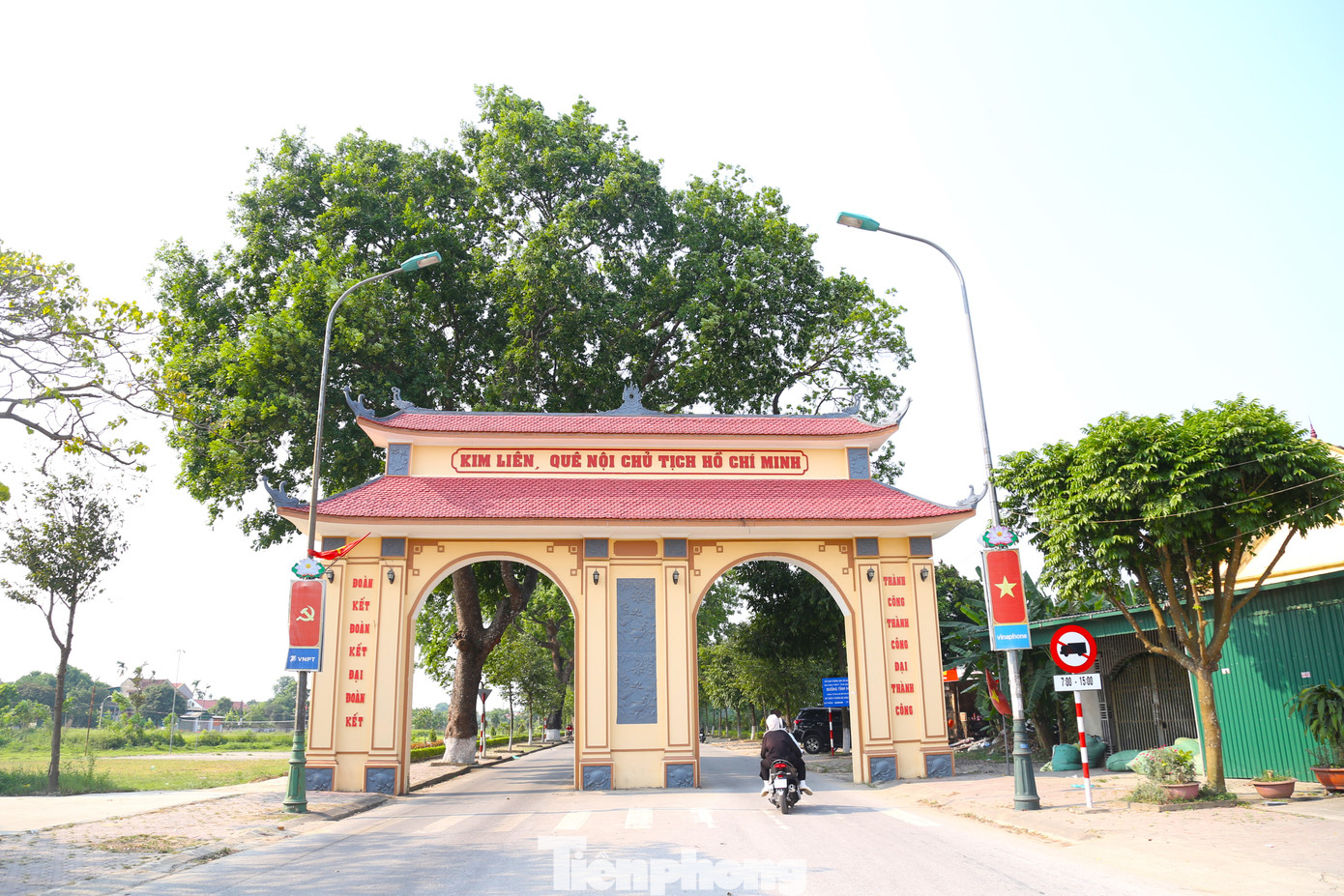 Những ngày tháng 5, khu di tích lịch sử quốc gia đặc biệt Kim Liên (xã Kim Liên, huyện Nam Đàn, Nghệ An) đón hàng vạn du khách trong và ngoài nước đến tham quan và dâng hương, dâng hoa tưởng niệm Chủ tịch Hồ Chí Minh. Ấn tượng đầu tiên là hai hàng cây xà cừ cao sừng sững, tỏa bóng phủ kín cả tuyến Tỉnh lộ 540, từ cổng vào làng Sen, xã Kim Liên - quê nội Bác Hồ.