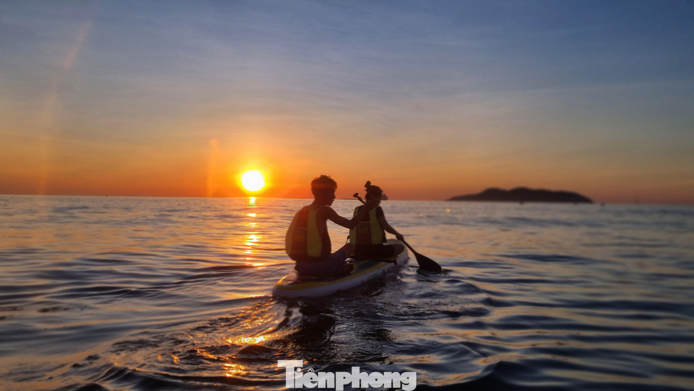 Anh Hải, vừa là người phụ trách bãi cho thuê SUP vừa hướng dẫn người chơi mới vừa chia sẻ, SUP được bơm hơi như một cái phao lớn, người chơi được nối cổ chân với SUP bằng 1 sợi dây an toàn. Chèo thuyền SUP không đòi hỏi nhiều kỹ năng, bạn chỉ cần nắm vững một số kỹ thuật chèo cơ bản là có thể di chuyển ổn định trên mặt nước. Anh chủ yếu hướng dẫn các bạn mới cách chèo, cách xử lý tình huống khi bị té.