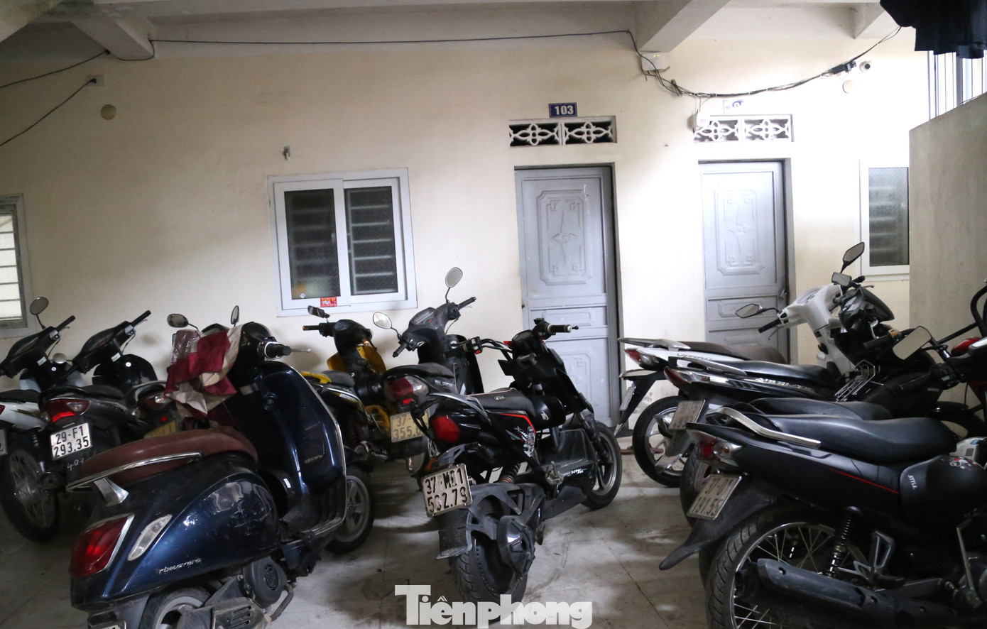 Điều đáng nói, ngoài các tầng để ở (từ tầng 2 trở lên), tại một số chung cư mini, nhà cho thuê cao tầng sử dụng tầng 1 làm nơi để xe, cũng là vị trí cắm sạc xe máy, xe đạp điện, nơi tập kết nhiều vật dụng dễ cháy.