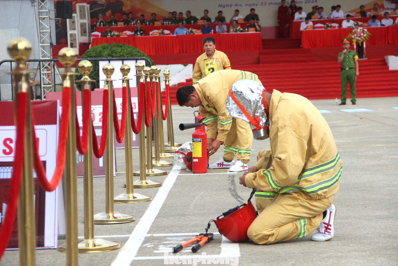 Các đội thi phải trải qua 2 vòng thi gồm phần thi lý thuyết và thực hành. Trong phần thi thực hành, các đội thi đấu theo hình thức tính điểm các nội dung thi theo thời gian hoàn thành. Các đội thi có 8 thành viên nam, nữ. Trong đó, có 6 người tham gia thi đấu, 2 người là nạn nhân trong một vụ cháy giả định xảy ra tại ngôi nhà khóa cửa.