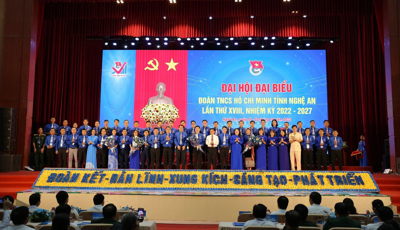 Sau hai ngày làm việc, Đại hội đại biểu Đoàn TNCS Hồ Chí Minh tỉnh Nghệ An lần thứ XVIII, nhiệm kỳ 2022 - 2027, bế mạc vào chiều 2/10. Đại hội thông qua Nghị quyết với 12 chỉ tiêu trọng tâm, 4 khâu đột phá và 6 đề án trọng tâm liên quan đến các nội dung nâng cao năng lực ngoại ngữ cho cán bộ Đoàn, đoàn viên, thanh thiếu nhi. Sau hai ngày làm việc, Đại hội đại biểu Đoàn TNCS Hồ Chí Minh tỉnh Nghệ An lần thứ XVIII, nhiệm kỳ 2022 - 2027, bế mạc vào chiều 2/10. Đại hội thông qua Nghị quyết với 12 chỉ tiêu trọng tâm, 4 khâu đột phá và 6 đề án trọng tâm liên quan đến các nội dung nâng cao năng lực ngoại ngữ cho cán bộ Đoàn, đoàn viên, thanh thiếu nhi.
