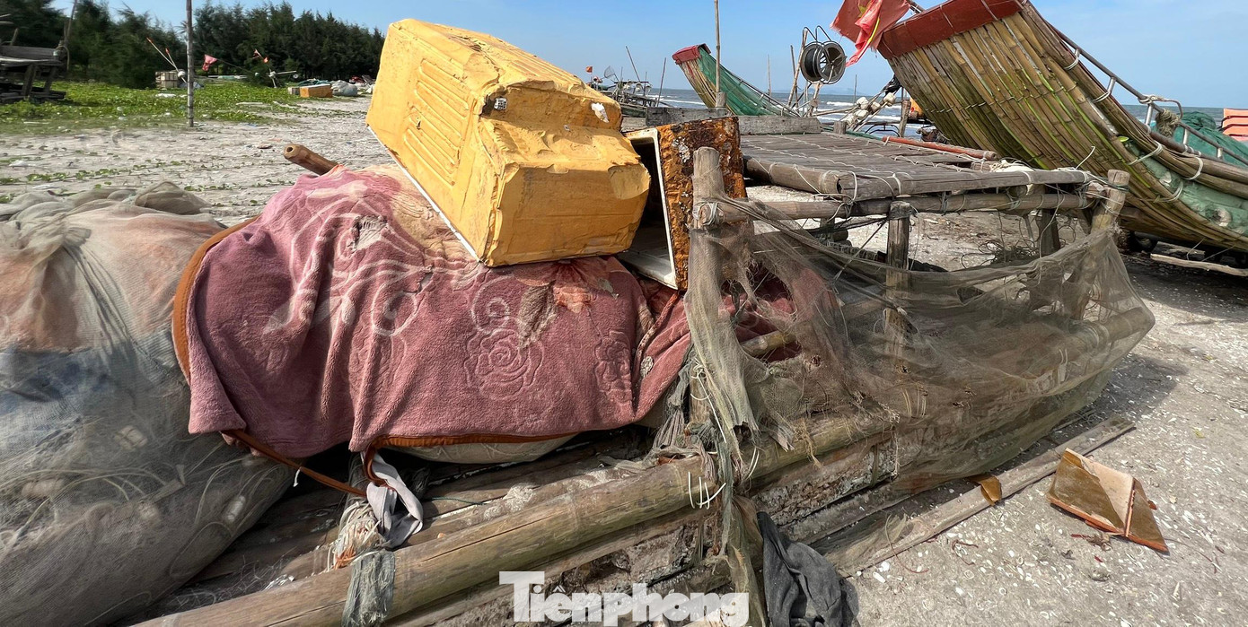 Những chiếc bè mảng hư hỏng không được thu dọn, ảnh hưởng đến cảnh quan, môi trường biển.