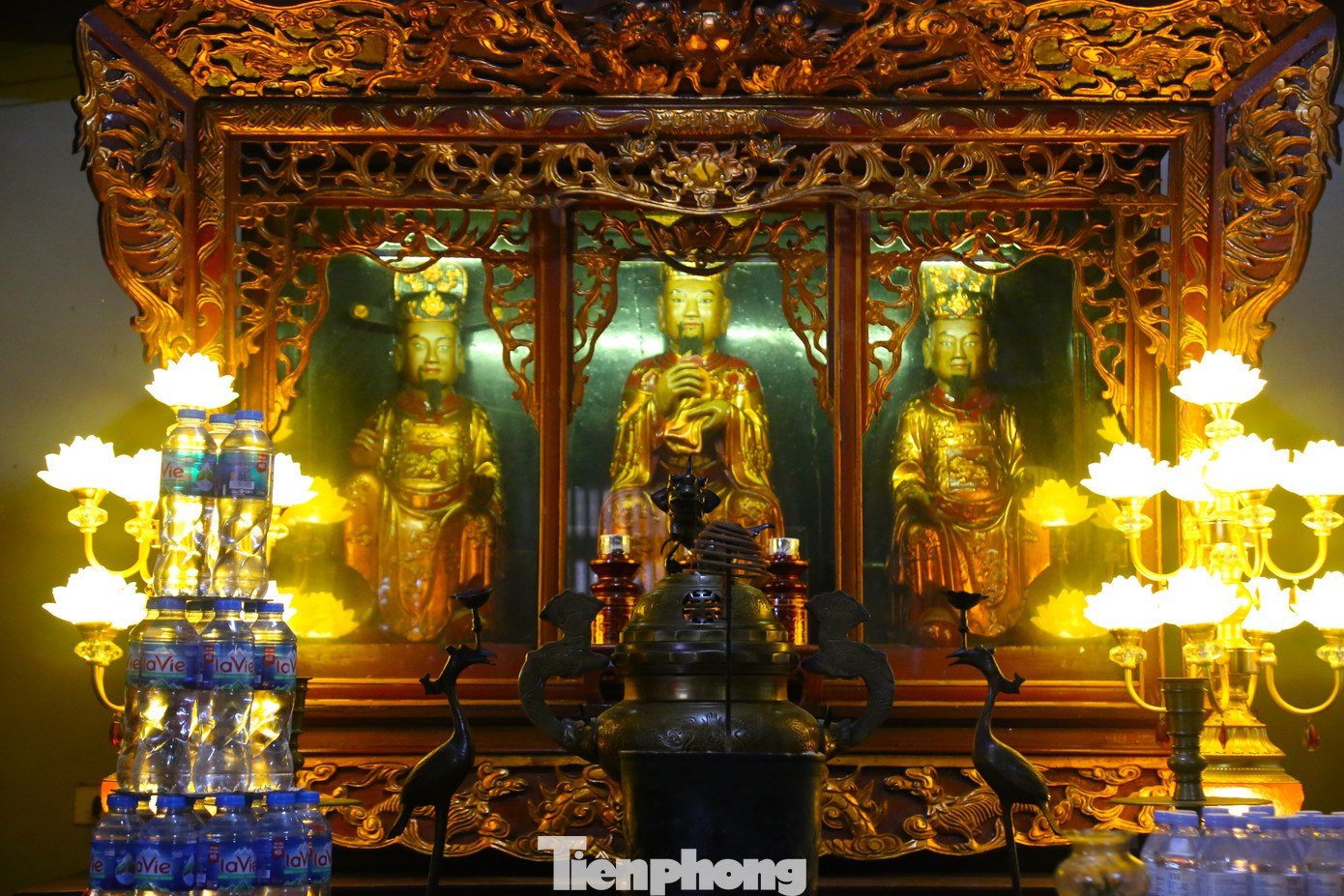 Hiện, đền Hồng Sơn còn pthờ nhiều nhân vật tiêu biểu như Chư Phật, Vua Hùng, Trần Quốc Tuấn, Tam Tòa Thánh Mẫu, quan Hoàng Mười… Hiện, đền Hồng Sơn còn pthờ nhiều nhân vật tiêu biểu như Chư Phật, Vua Hùng, Trần Quốc Tuấn, Tam Tòa Thánh Mẫu, quan Hoàng Mười…