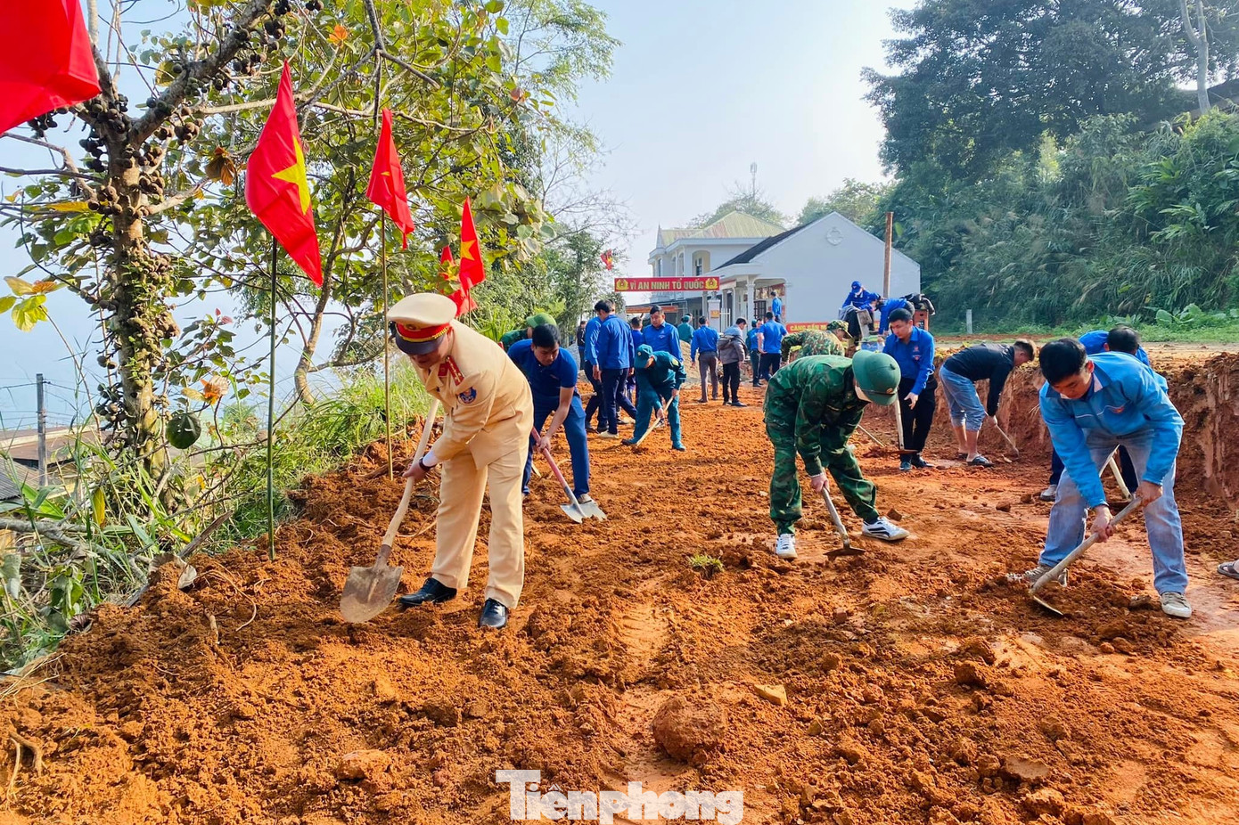 Những ngày tiếp theo, các cơ sở Đoàn đã thực hiện 480 công trình, phần việc thanh niên; tổ chức 105 hoạt động về chuyển đổi số; khởi công xây dựng 9 ngôi nhà nhân ái; trao tặng hơn 1.000 suất quà cho người dân có hoàn cảnh khó khăn; trồng mới hơn 3.000 cây xanh; tu sửa, làm mới 38km đường bê tông nông thôn,... Tổng nguồn lực triển khai các hoạt động cấp huyện là 1,2 tỷ đồng.