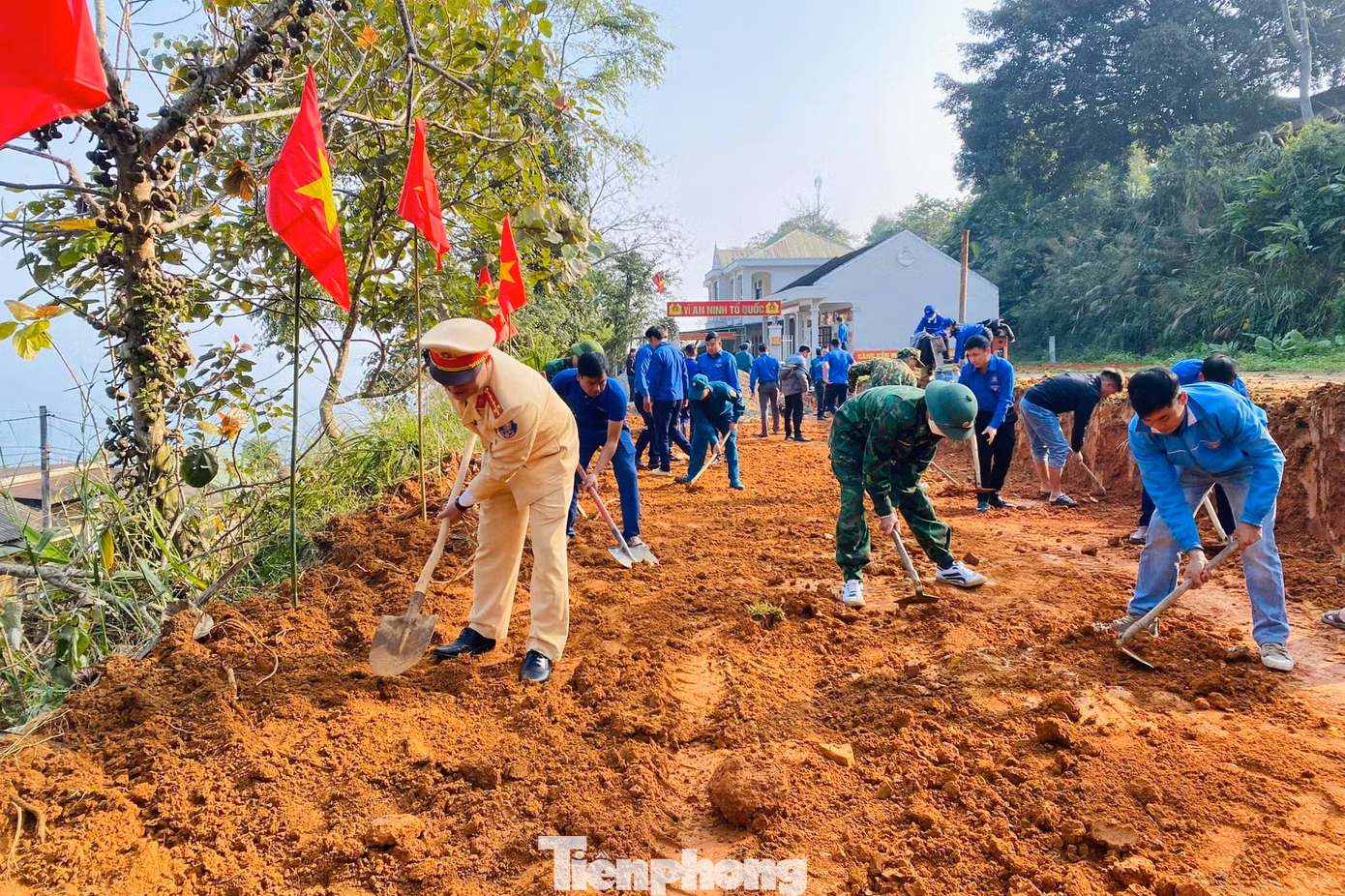 Những ngày tiếp theo, các cơ sở Đoàn đã thực hiện 480 công trình, phần việc thanh niên; tổ chức 105 hoạt động về chuyển đổi số; khởi công xây dựng 9 ngôi nhà nhân ái; trao tặng hơn 1.000 suất quà cho người dân có hoàn cảnh khó khăn; trồng mới hơn 3.000 cây xanh; tu sửa, làm mới 38km đường bê tông nông thôn,... Tổng nguồn lực triển khai các hoạt động cấp huyện là 1,2 tỷ đồng.