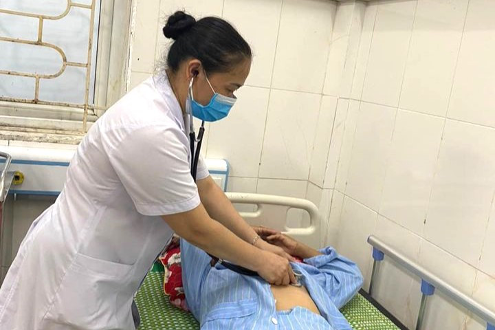 Bác sĩ theo dõi sức khỏe cho bệnh nhân H.