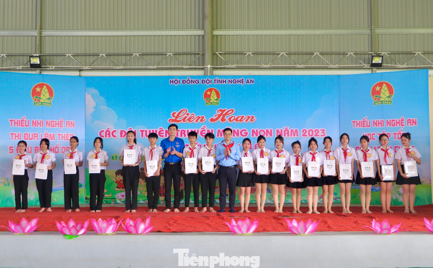 Trao quà cho các thí sinh của 4 đội thi.