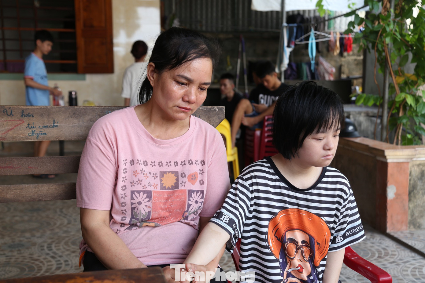 Bà Thủy cùng người con gái đầu bị thiểu năng trí tuệ