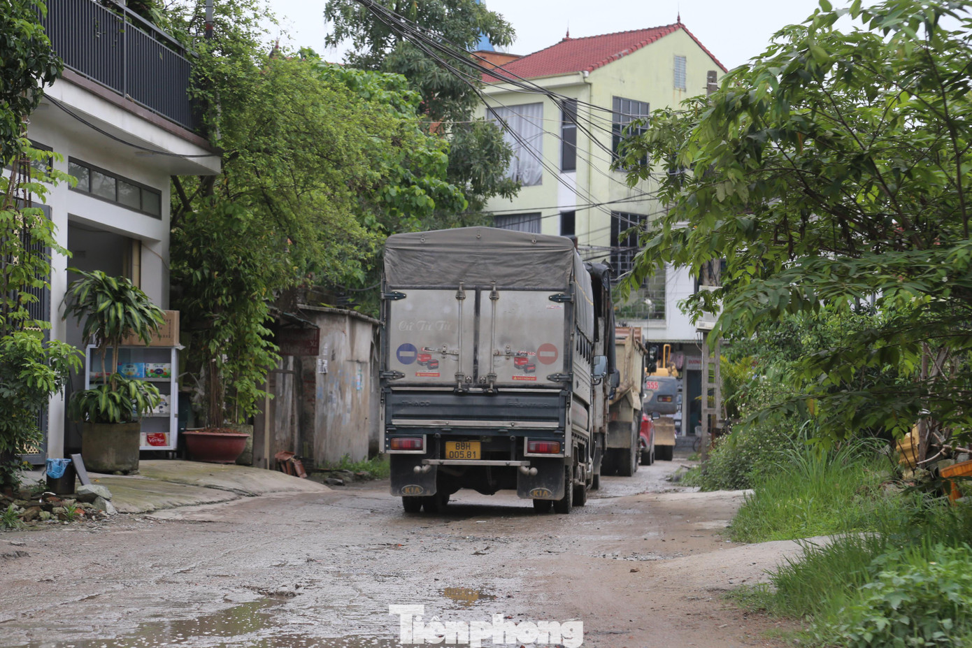 Do tuyến đường chính chậm thi công nên đoạn đường Yên Xuân (đường nội xóm thuộc khối 5, phường Quán Bàu) dù chỉ rộng hơn 5m nhưng đã trở thành đường tránh cho các xe có trọng tải lớn đi qua.
